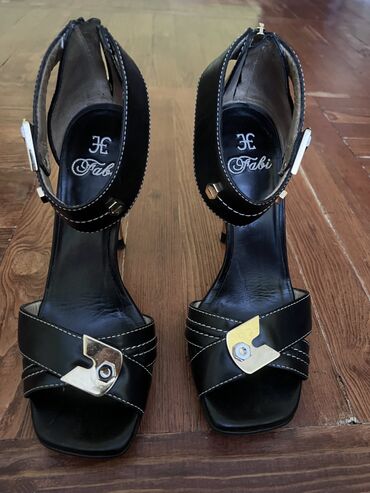 обувь 37: Нарядные кожаные босоножки на высоком каблуке Fabi, 37 размер