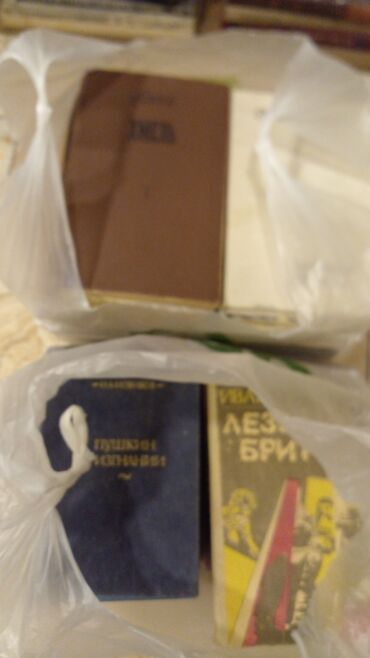 Bədii ədəbiyyat: Muxtelif janrda kitablarhardasa 150 200 e yaxin kitabdi50 qepikden — 2