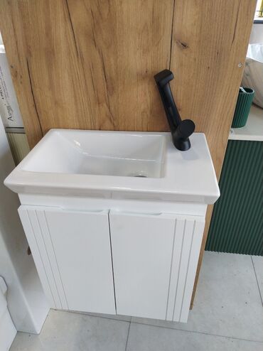 Mətbəx kranları: Ağ rəngli səliqəli hamam şkafı, üzərində inteqrasiya olunmuş kvadrat