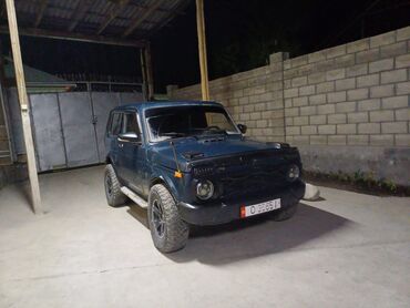 зимние шины на ниву 21214: Темно-синий внедорожник Lada Niva с трехдверным кузовом, идеально