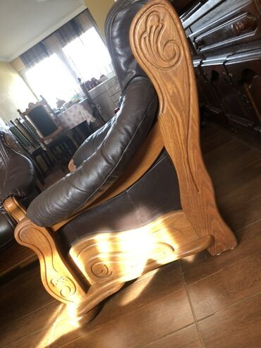 Sofe i kaučevi: Kožna dvosed fotelja sa drvenim ramom - Materijal sedenja/naslona — 9