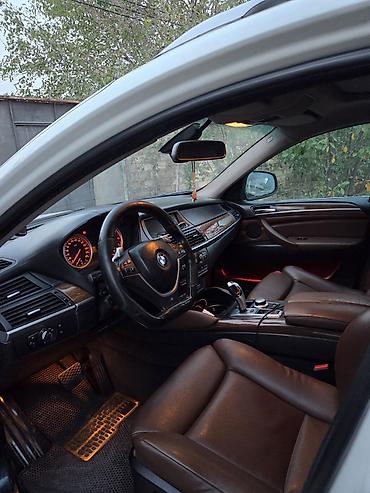 aksesuar avto: BMW X6 (E71), ağ rəng, Azərbaycan qeydiyyat nömrə nişanı ilə. Texniki — 2