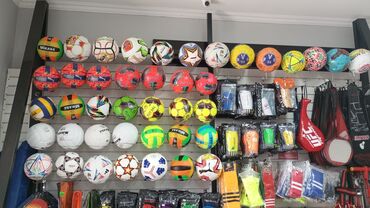 мячи футбольные: Футбольные мячи 4 и 5 размера 4 размер кожаные 1500сом 5 размер