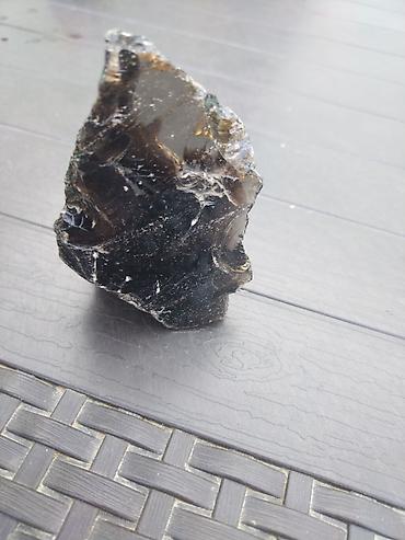 Nadir tapılan qəhvəyi obsidian daş parçası. - Material: Təbii