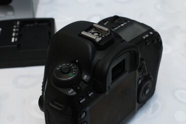 Canon 5D Mark IV Body Qutusu, chargeri və battery-si var. Shutter