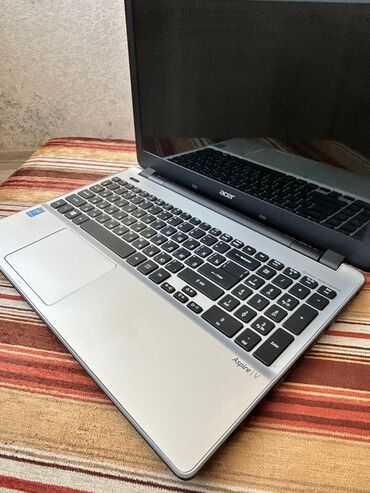 Acer Aspire V seriyalı gümüşü rəngli noutbuk, "Intel Core i3"