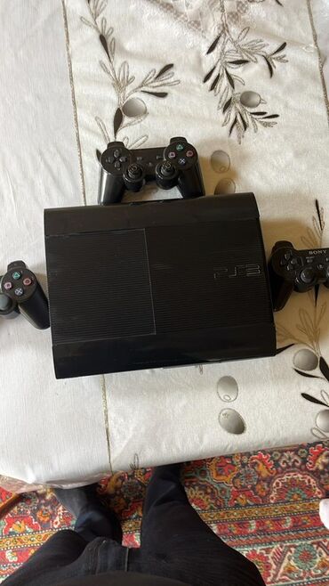 işlənmiş kondisanerlər: Sony PlayStation 3 oyun konsolu, üç ədəd DualShock oyun pultu ilə