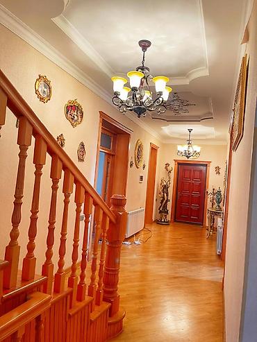 Həyət evləri və villaların satışı: Satılır – 3 mərtəbəli fərdi yaşayış evi - Ümumi sahə: geniş həyətli — 7