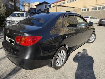 Hyundai: Hyundai Elantra sedan - Korpus: 4 qapılı sedan, qara rəng - Mühərrik — 3