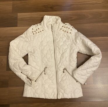 detskie mashinki na pedalyakh: Женская куртка Zara, цвет - Белый