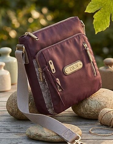 david jones torbe nis: Ženska torba preko ramena (crossbody) u boji tamnog vina sa zlatnim — 1
