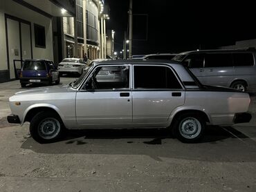 меняю на 07: Автомобиль ВАЗ-2107, окрашенный в светло-серый или серебристый цвет