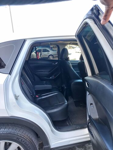 Mazda: Mazda CX-5, ağ rəngli kompakt krossover. Əsas xüsusiyyətlər: - Geniş — 5