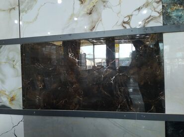 metbex kafeli: Qəhvəyi rəngli, mərmər effektli keramik plitələr. Hamam, mətbəx və ya