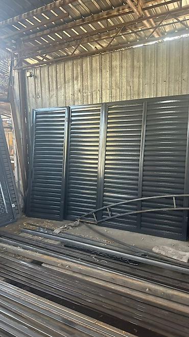 Распашные ворота: Металлические распашные ворота с калиткой (модульные панели) - — 130