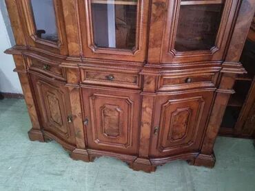 Stilske vitrine: Prelepa vitrina. Odlicno stanje. Visina 220cm Sirina 190 cm Dubina 45 na lalafo.rs — 14 Stilske vitrine: Prelepa vitrina. Odlicno stanje. Visina 220cm Sirina 190 cm Dubina 45 — 14