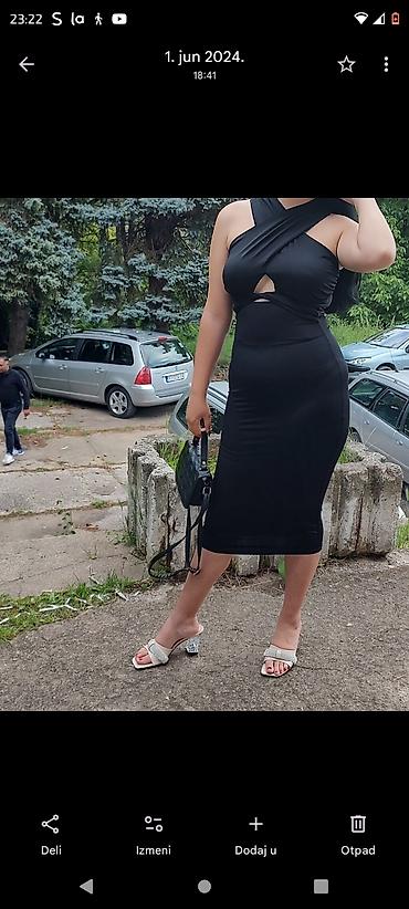 push up helanke iskustva: Elegantna crna midi haljina sa efektnim preklopom preko grudi i malim — 1