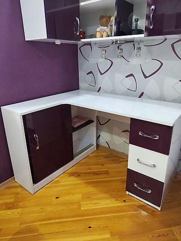 gence stol: Bənövşəyi-ağ rəng kombinində künc iş masası və üst asma modul dolablar — 4