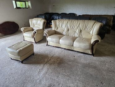 Ostali nameštaj: Elegantan trodijelni set za sjedenje u krem boji, presvučen kožom. Set — 1