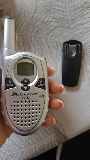 Radio: Midland G-5 walkie-talkie dəsti. Gümüşü rəngdədir, kiçik ekranı və