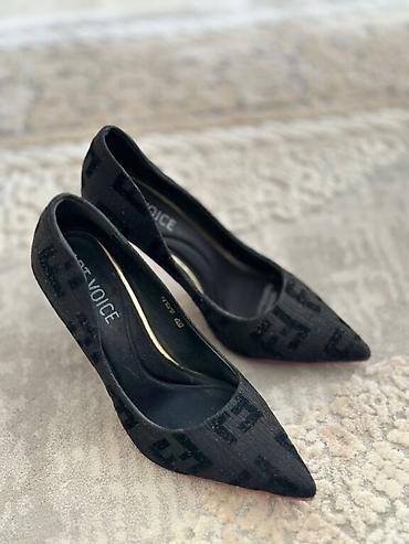 Туфли: 35 / 35,5 размер одевали два раза покупали 5500, каблук очень — 6