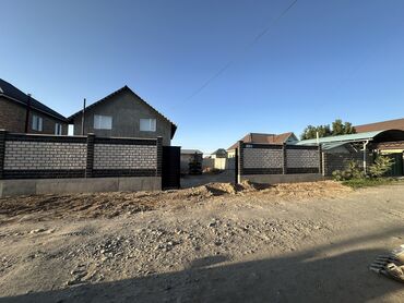 продаю дом под бизнес кызыл аскер бишкеке: 137 м², 5 комнат, Утепленный, Бронированные двери, Евроремонт