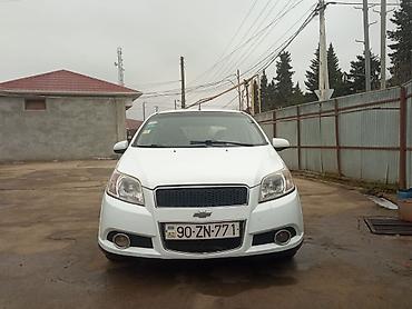 Chevrolet: , ağ rəng, 5 qapılı hetçbek. Xüsusiyyətlər: - Sürət qutusu: mexaniki — 1