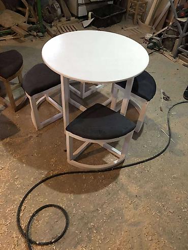 Setovi stolova i stolica: Sto + 4 stolice. Bez — 2