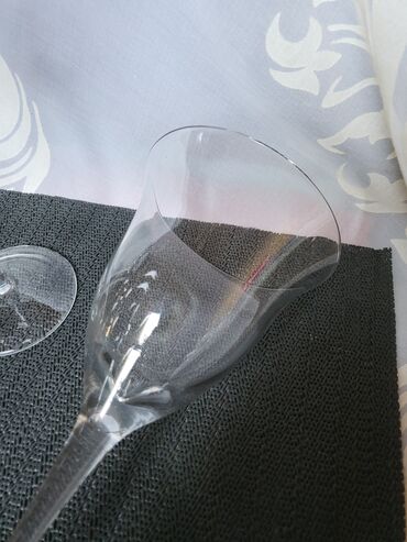 Čaše: Case nove za vino iz 2009g. Sve na casama odsjaj od svetla. Komada 6 — 10