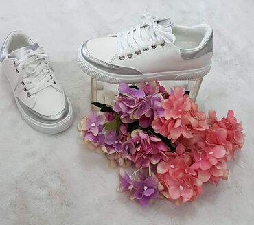 Women's Sneakers and athletic shoes: 36-41
2000 — 8