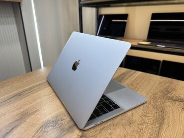 macbook 13 m1: Ультрабук, Apple, 16 ГБ ОЗУ, Intel Core i5, 13.3 ", Б/у, Для работы, учебы, память SSD