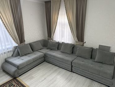 бу эшиктер ош: Бурчу бар диван, Жастыктар менен, Vilyur