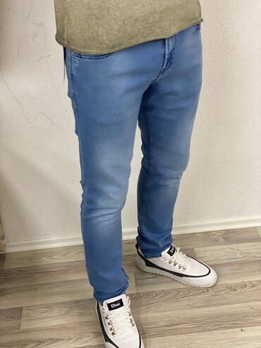 Farmerke: Cena 2990 dinara
Veličine 40 — 26