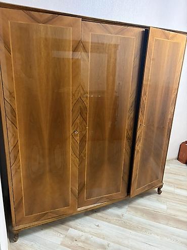 Üçqapılı taxta paltar şkafı - Material: təbii ağac, parlaq lak örtük