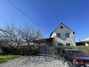 Продажа коттеджей и домов: 🏡 Продается двухэтажный дом 📍 Район с. Чон Арык 🔹 Участок — 8 соток — 10