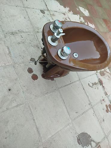 40 acar: Bidet – döşəməyə quraşdırılan, keramik, qəhvəyi rəng. - Üst hissədə 3 — 2