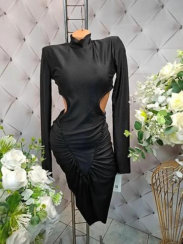 ferari kacket: Elegantna midi haljina sa dugim rukavima i visokim okovratnikom. Model — 2