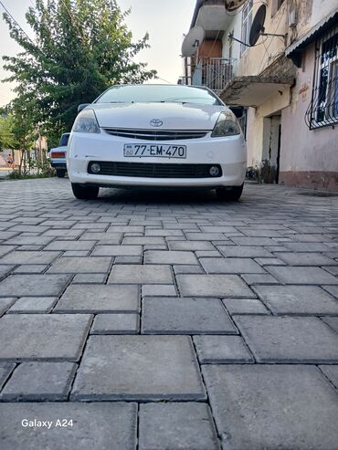 avtobus satılır: Ağ rəngdə Toyota Prius hibrid tam ideal veziyyetdedir