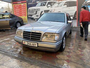 мерс пасажирский: Mercedes-Benz E 200: 1994 г., 2 л, Механика, Бензин, Седан