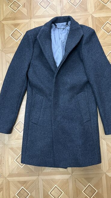 пальто мужские бишкек: Пальто в отличном состоянии, б/у. Размер M (E38) .Демисезонное. Цена