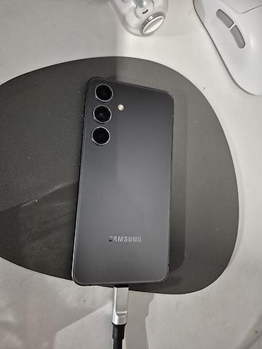 чехлов: Samsung Galaxy S24, Б/у, 256 ГБ, цвет - Черный — 2