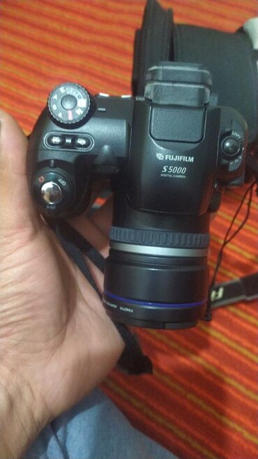батарейка на фотоаппарат: Фотоаппарат Fujifilm s5000 работает от 4 пальчиковых батареек