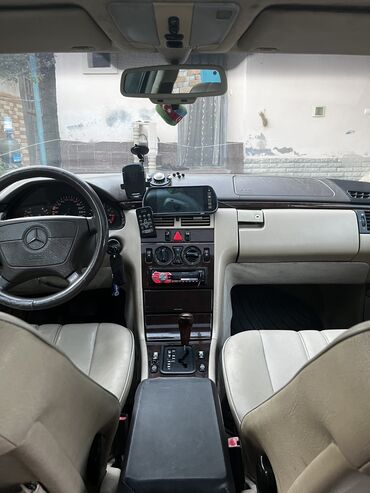 masin mersedes: Mercedes-Benz E 230: 2.3 l | 1997 il Sedan