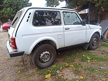 vaz 31 10: VAZ 2121 Niva, ağ rəng, 3 qapılı kuzov, tam ötürücülü (4x4) ofroud — 2