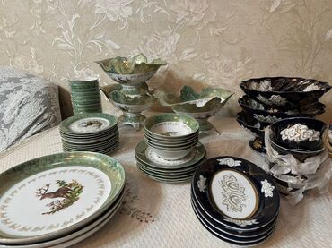 набор эмалированной посуды: Фарфоровый сервиз с декоративной росписью - Набор столовой и