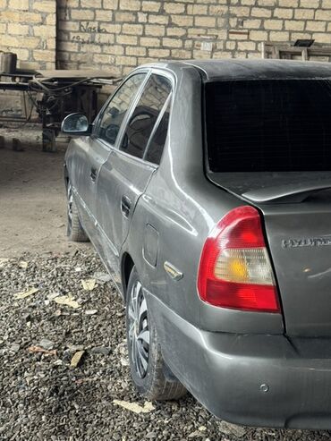 Hyundai: Hyundai Accent sedan - Kuzov: 4 qapılı sedan, tünd boz rəng - — 3