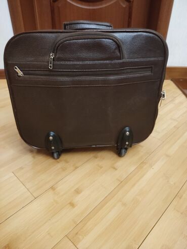 30 объявлений | lalafo.kg: Кожаный чемодан ручная кладь на колесиках очень удобная