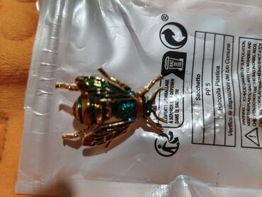 Наборы украшений: Набор бижутерии и аксессуаров Состав: - Брошь в форме пера — 12