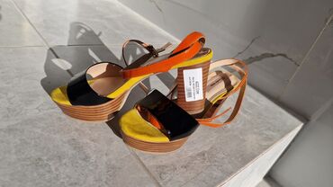 Женская обувь: Новые кожанные босоножки 38 -го размера с ценником и коробкой