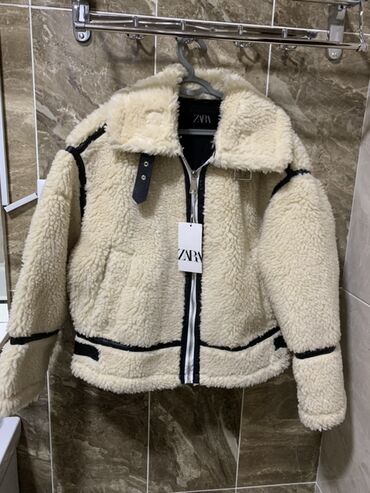 топ с паетками: Укороченная куртка из искусственной овчины от Zara. Выполнена в
